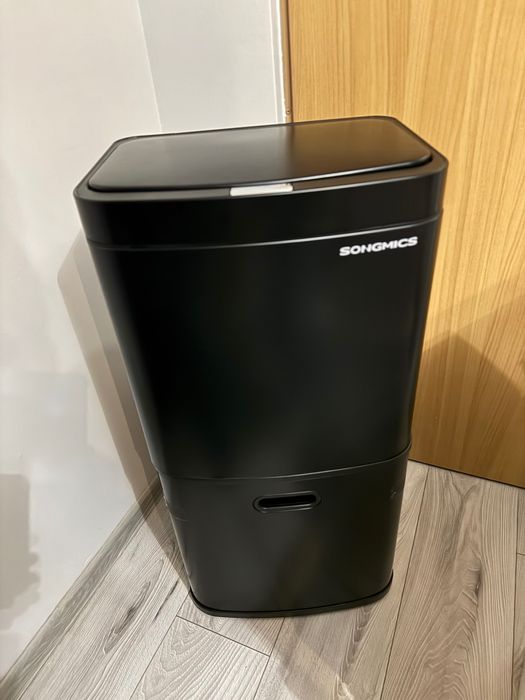 Czarny duży kosz na śmieci do selekcji odpadów Songmics 50l