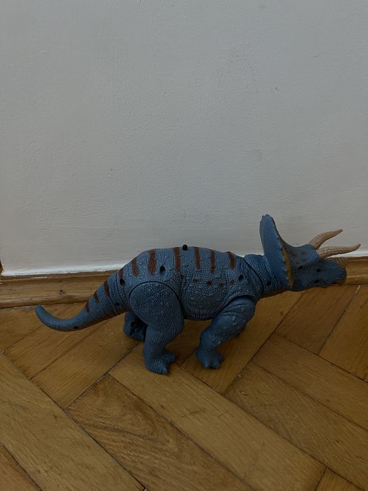 Інтерактивний динозавр на батарейках