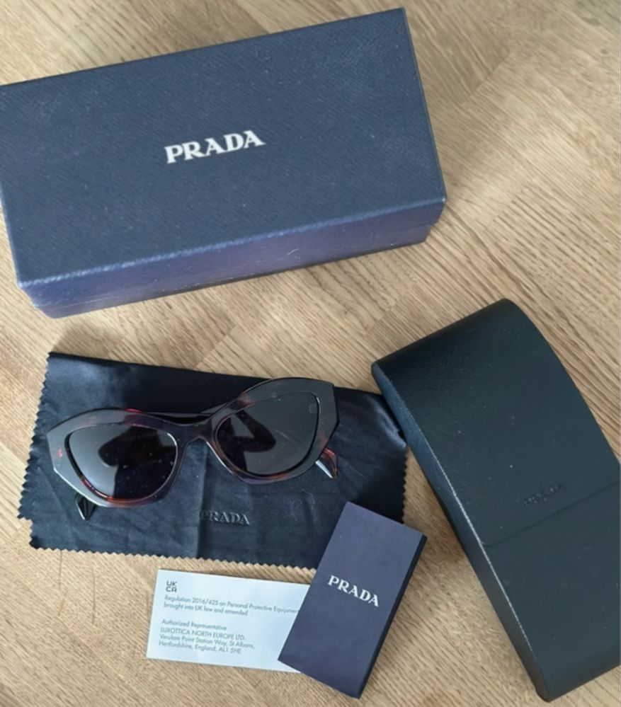 Okulary przeciwsłoneczne PRADA abstract  PR07YS czarne klasyczne