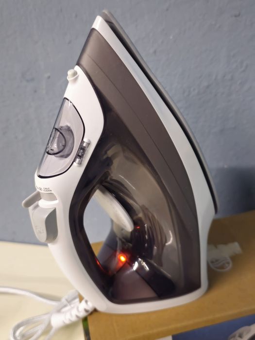 Nowe żelazko parowe Philips z serii 2000, model DST2010/40