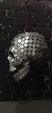Скульптура Череп из металла монет. Стальной череп из монет