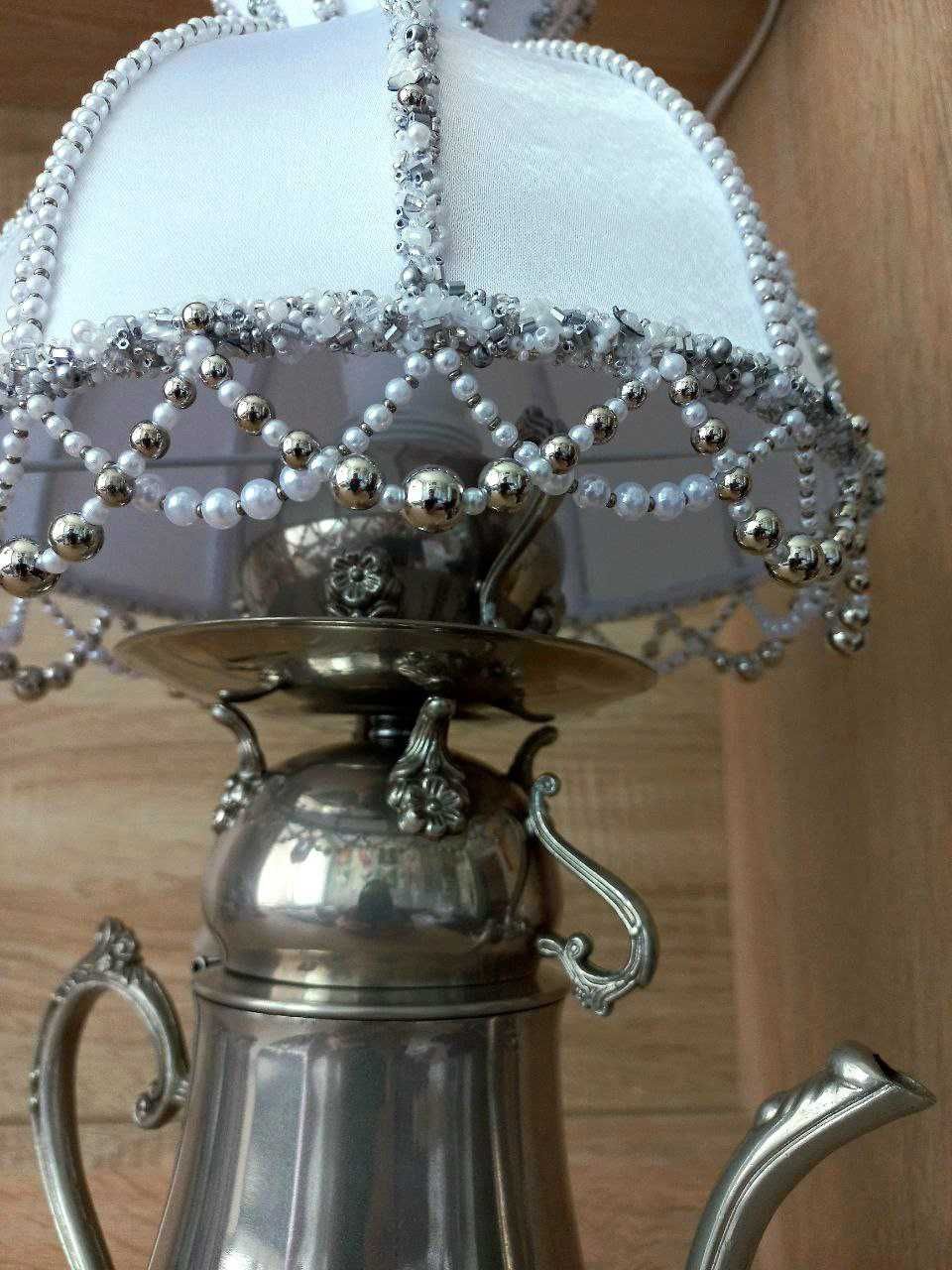 Лампа с характером — из винтажного металла и тёплого света