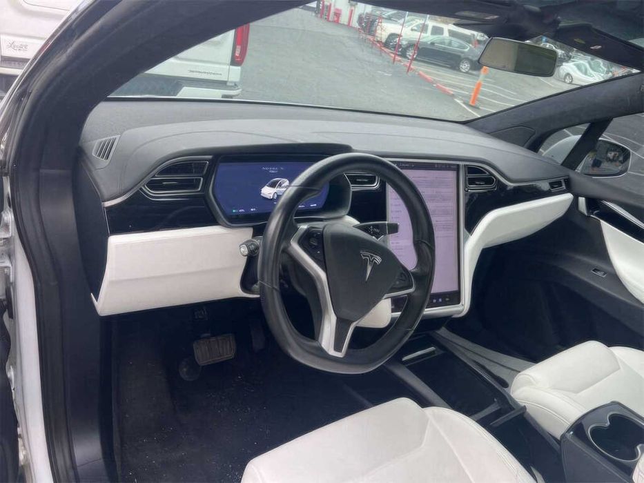 Tesla Model X 75D      2018