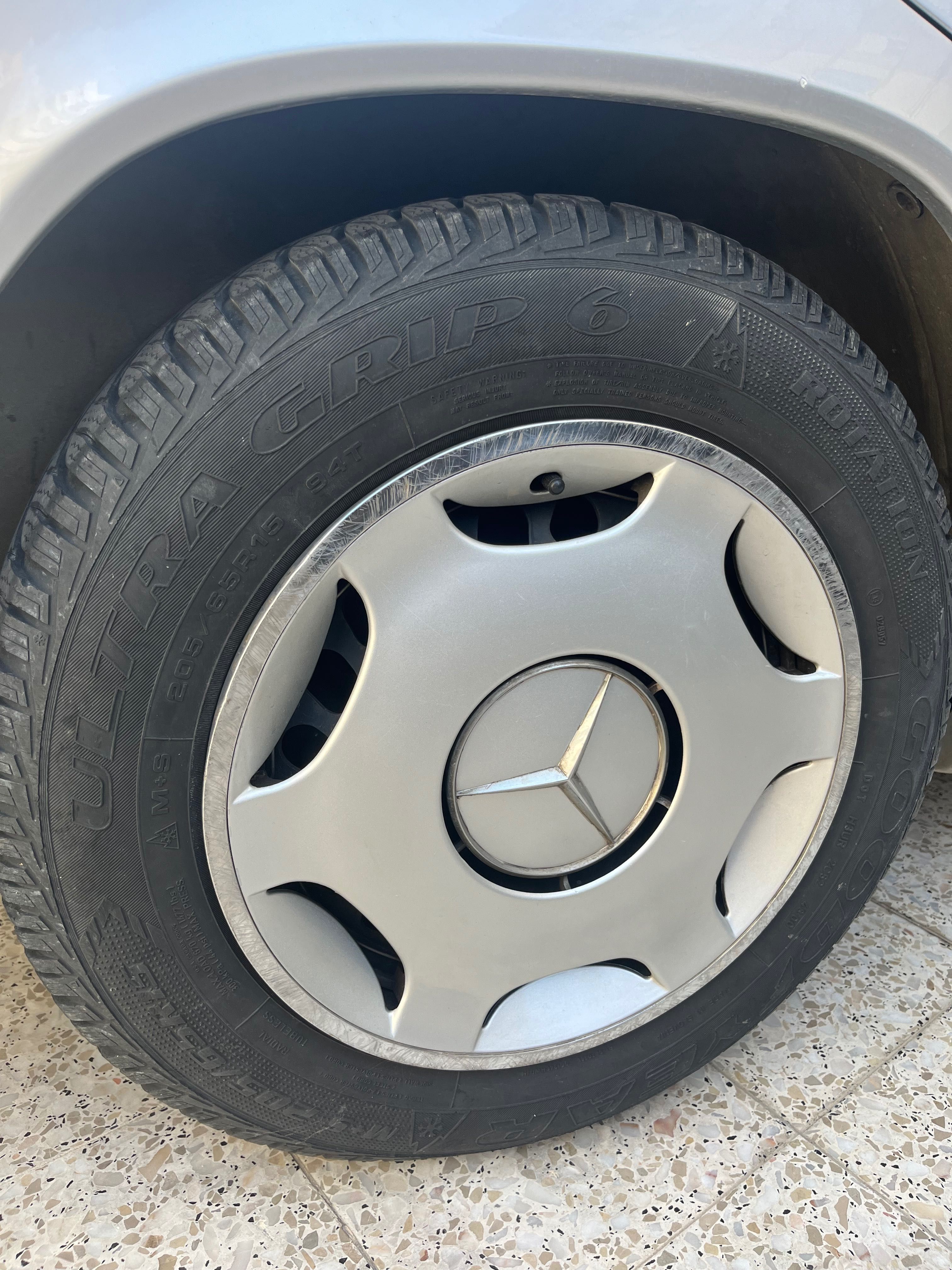 Pneus com Jantes e tampões Mercedes