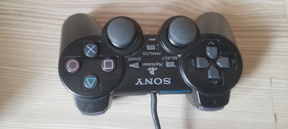 Konsola ps2 fat + 2 pady + buzzery + kamerka + karta pamięci
