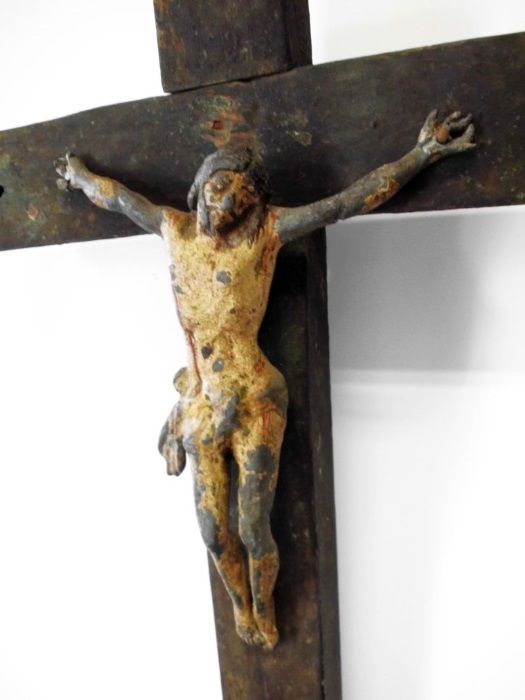 antigo crucifixo em madeira - com caveira na base - Cristo em metal