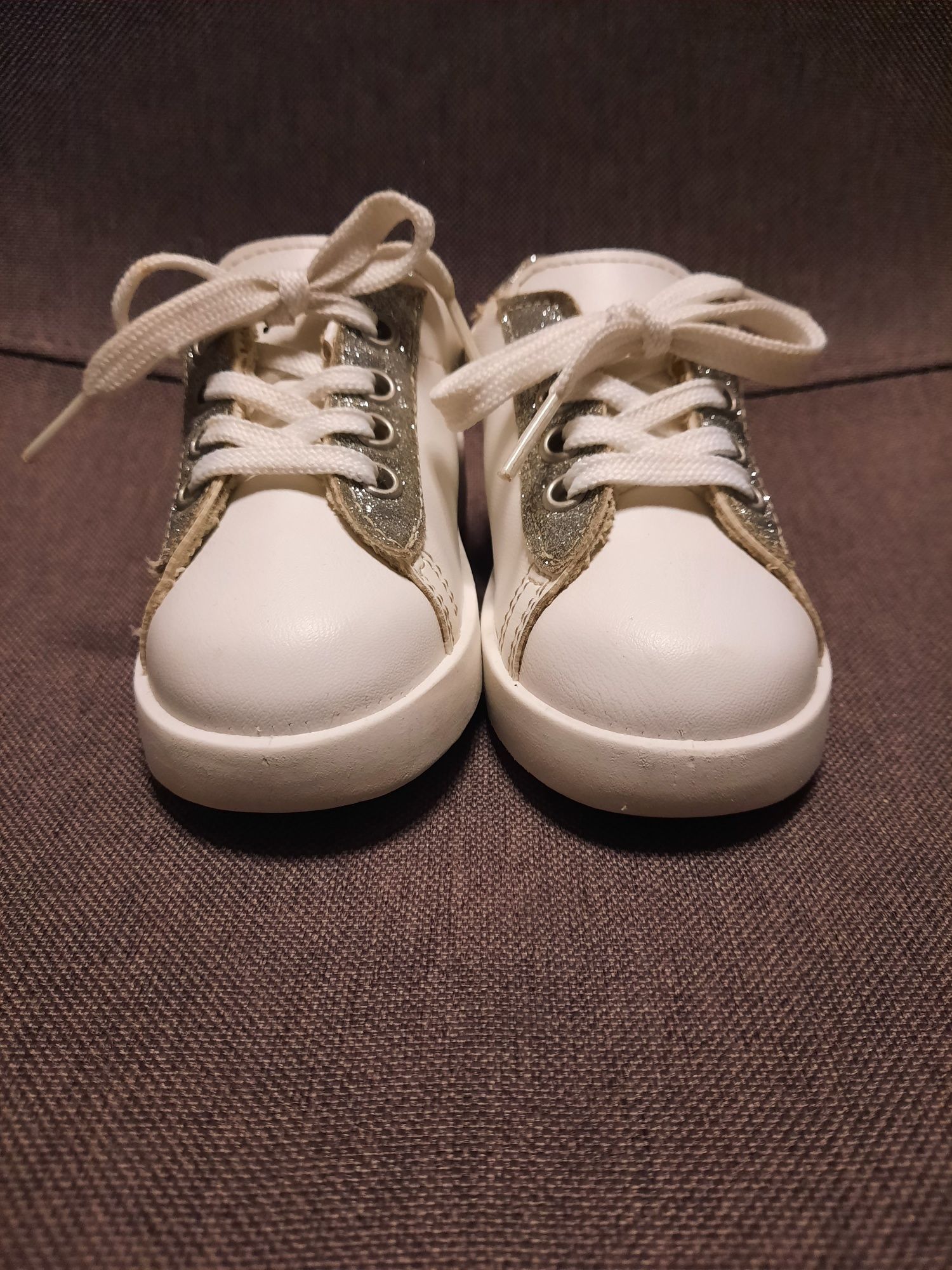 Białe sneakersy ze srebrnymi wstawkami 24