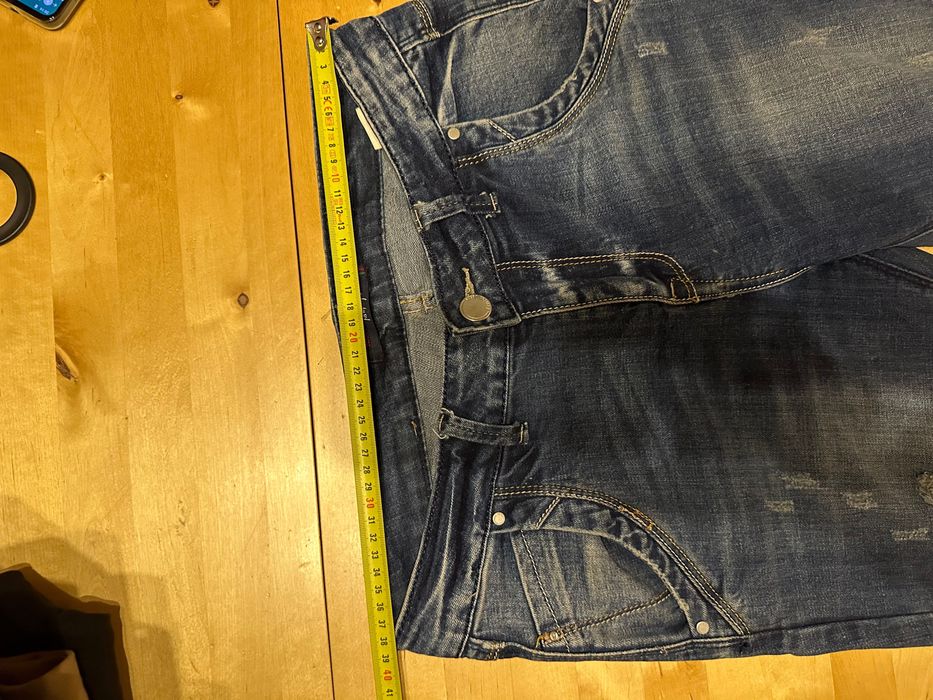 Dżinsy z przetarciami 31