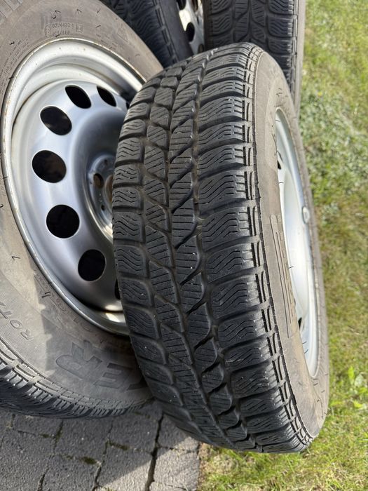 Felgi 4x100 z oponami zimowymi Pirelli 175/65 R15 zimowe
