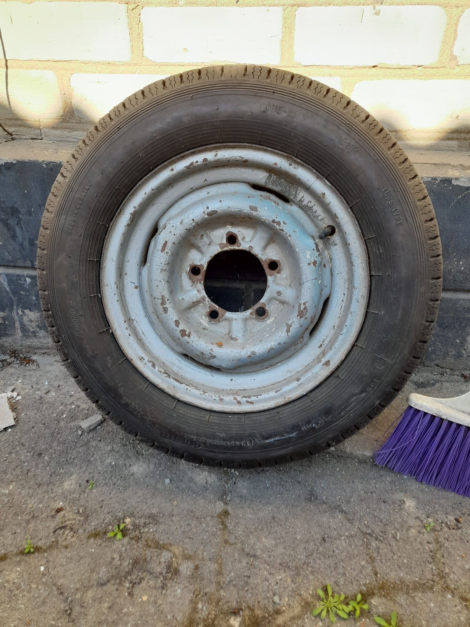 Продам колесо для ГАЗ-24 волга, розмір видно на фото.