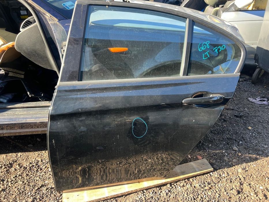 Drzwi tylne tył lewe lewy f30 668 Schwarz 2 kompletne mają wgniotę