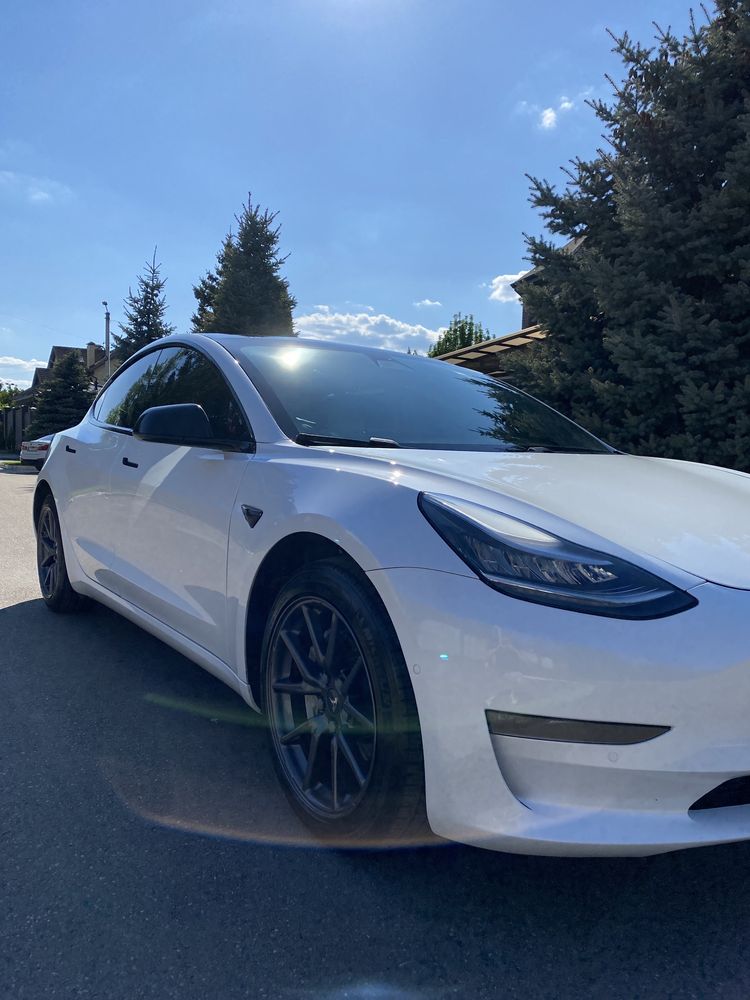 Tesla model 3, 2019.