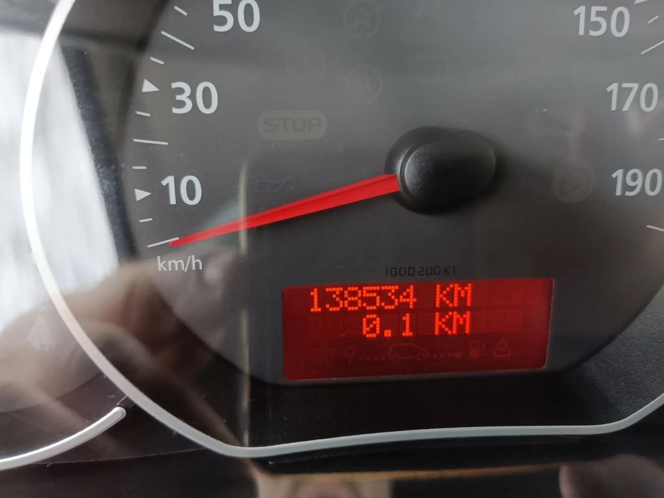 Renault Kangoo Auto niezniszczone lekko uszkodzone ,mały przebieg tylko 130 tyś km.