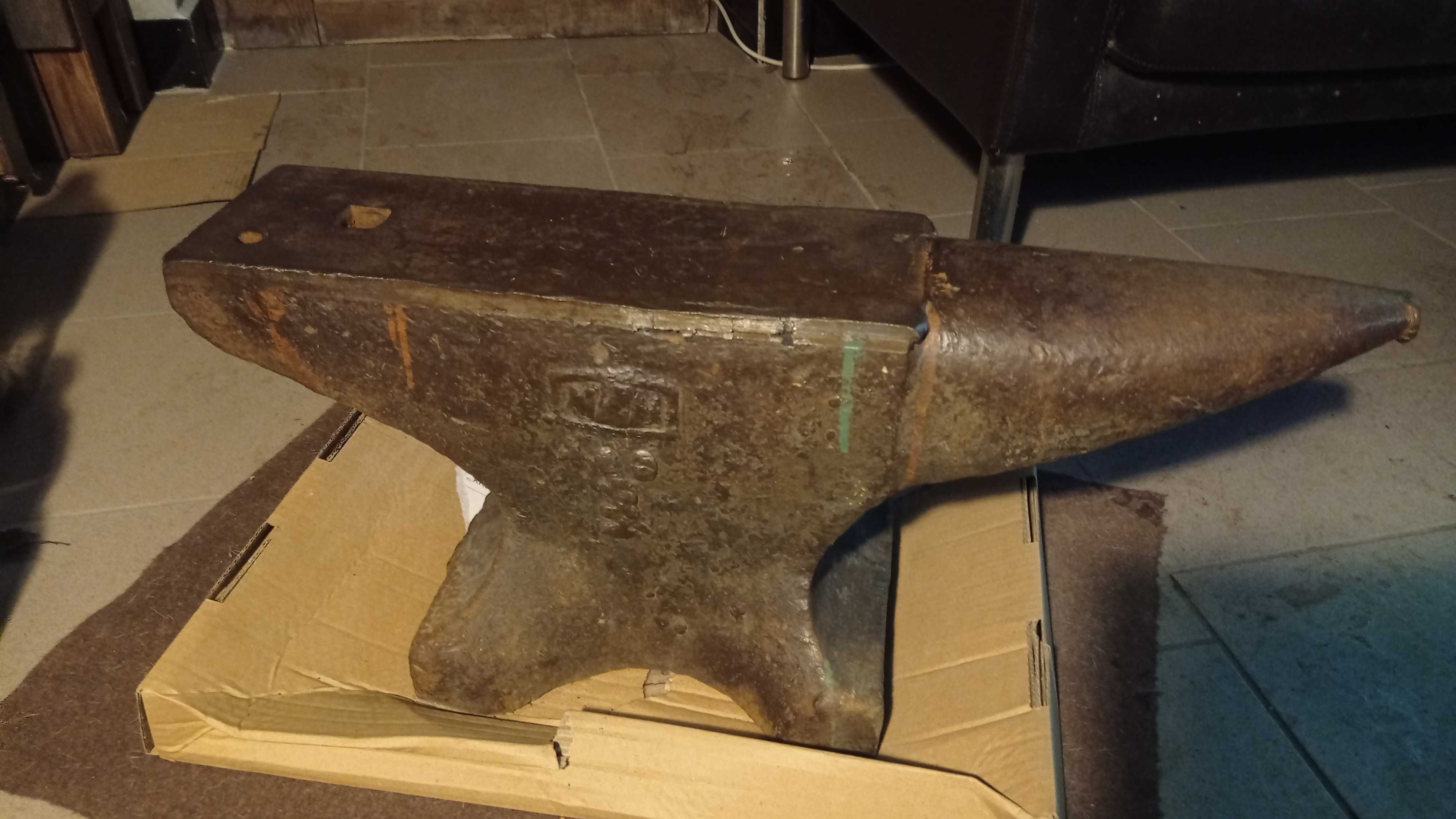 Kowadło kowalskie 100 kg jednorożne plus 11 młotków