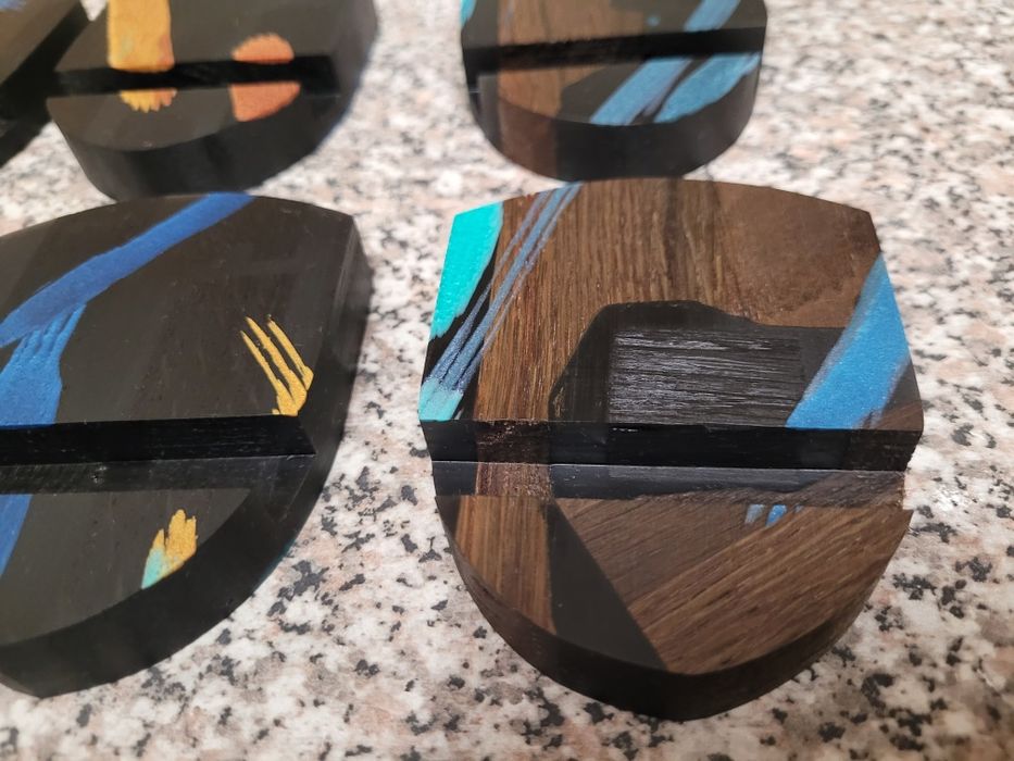 Підставка для телефона, планшета. З мореного дуба та епоксидної смоли.