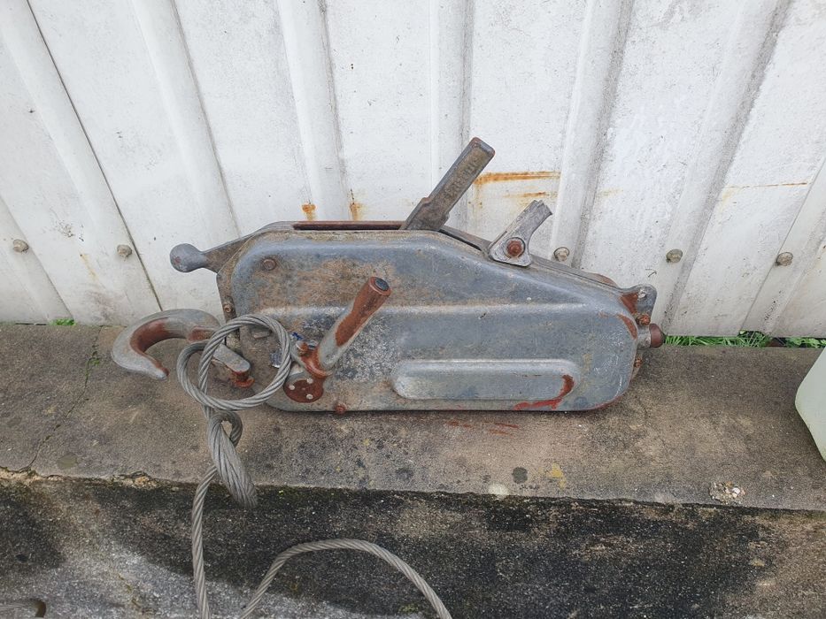 Puxador de cabo de aço.