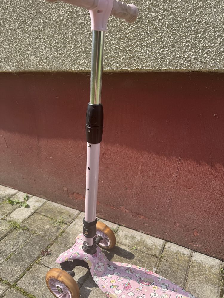 Hulajnoga dziecieca swiecace kolka. Stan bdb