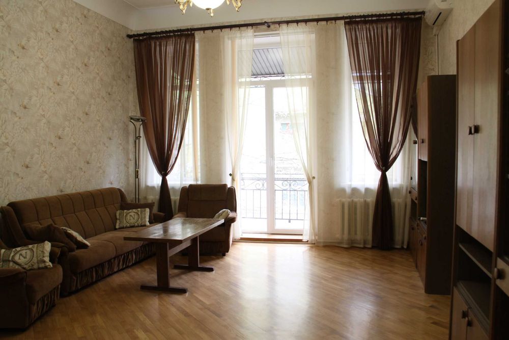 Сдем трехкомнатную квартиру в центре .