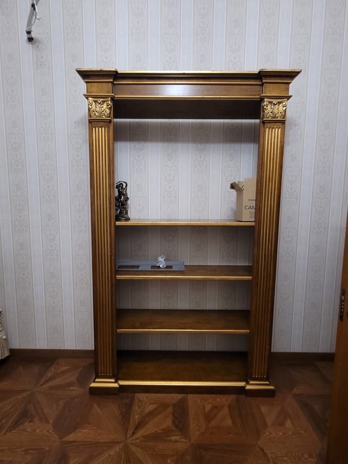 Класичний деревʼяний стелаж