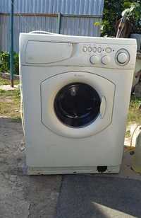 старенька пральна машинка