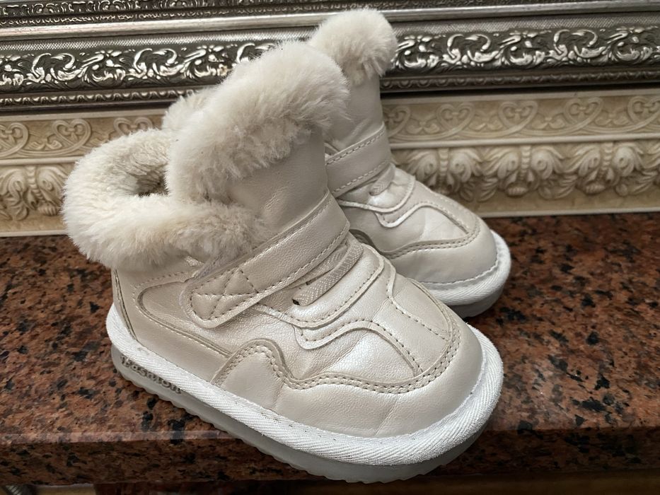 Зимові черевички. Теплі кросівки. Чобітки. Уги. Взуття на дівчинку