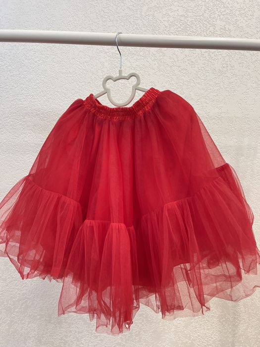 Продається фатінова яскраво червона спідниця ріст 122-128 стан новоі