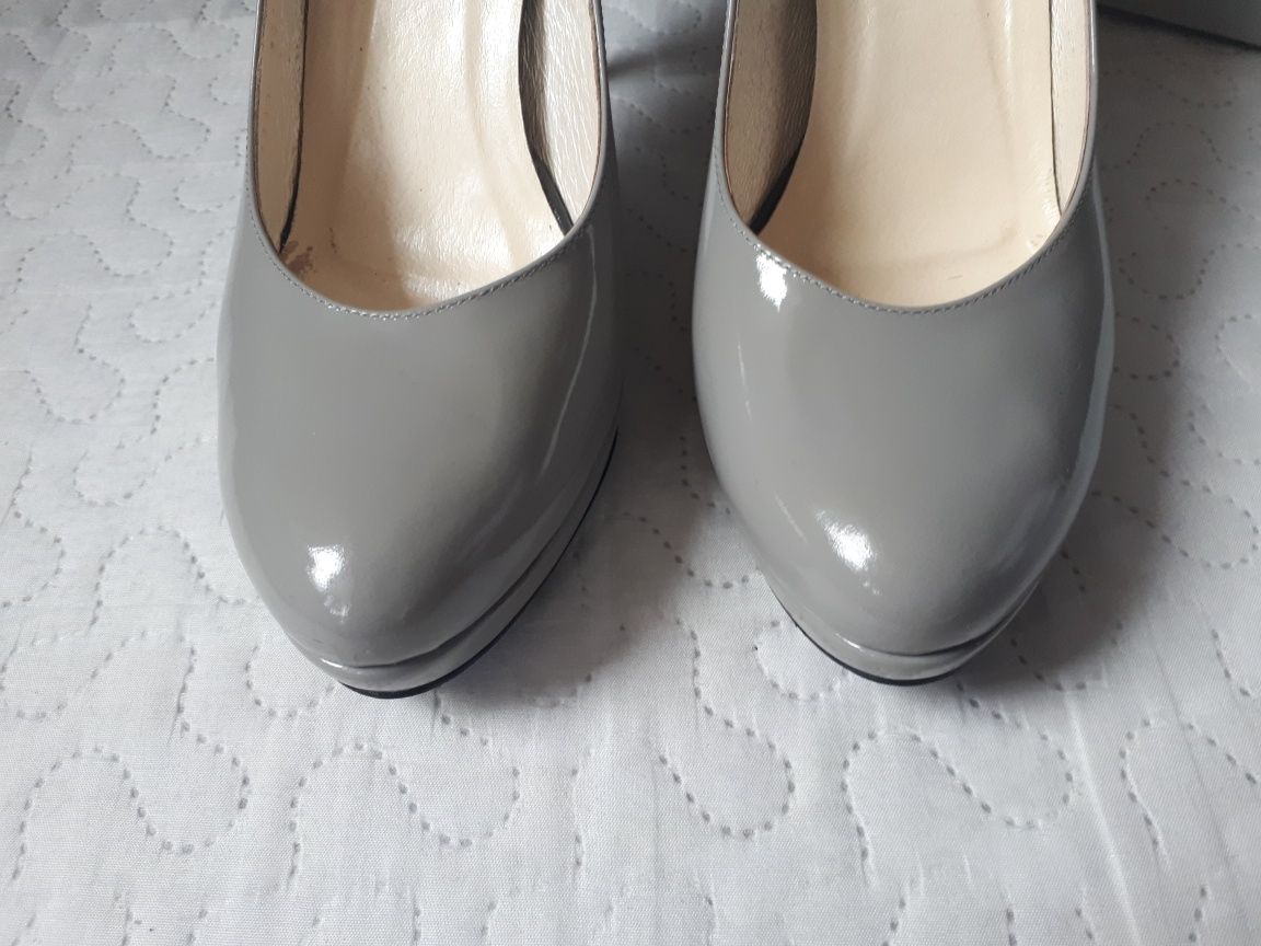 Skórzane buty na obcasie