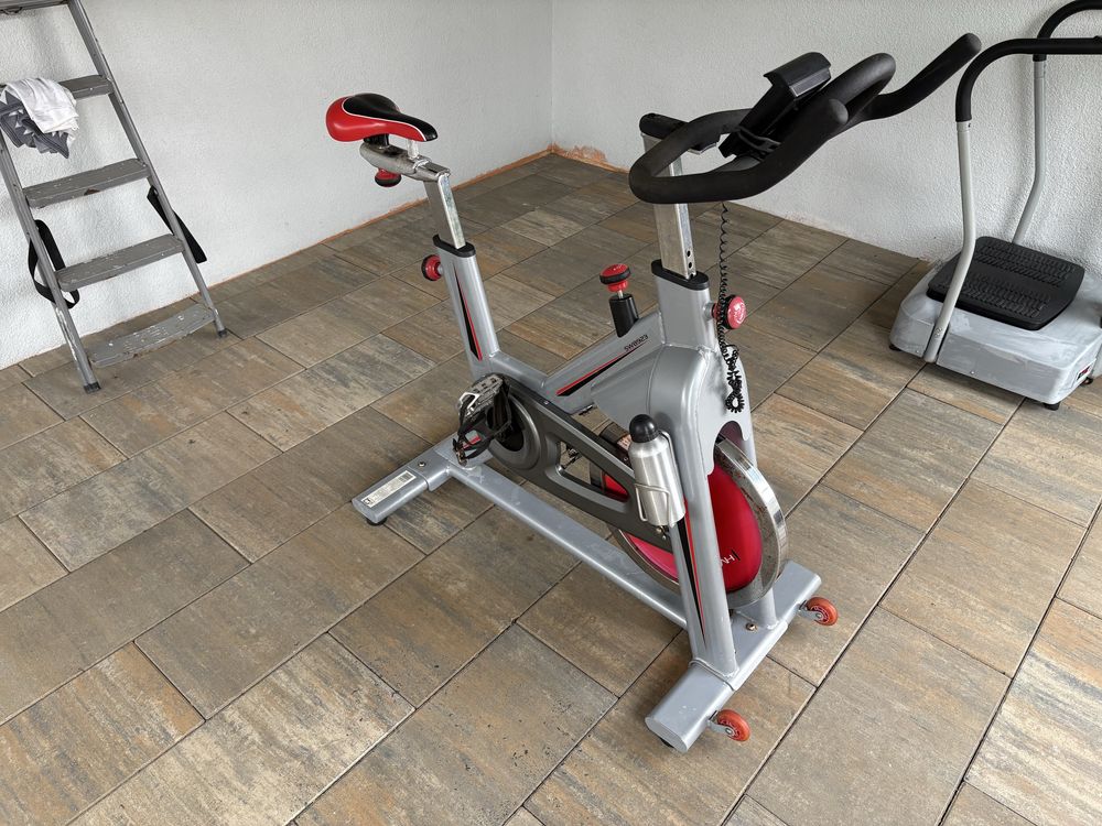 Rower stacjonarny spinningowy mechaniczny.
