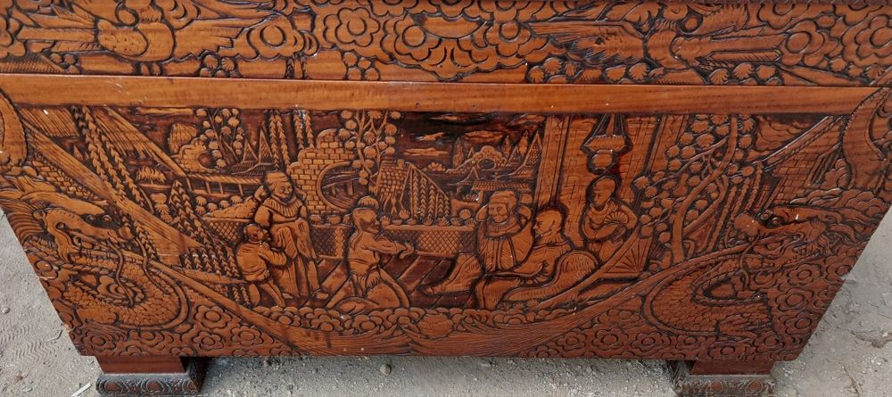 Baú em madeira maciça trabalhado