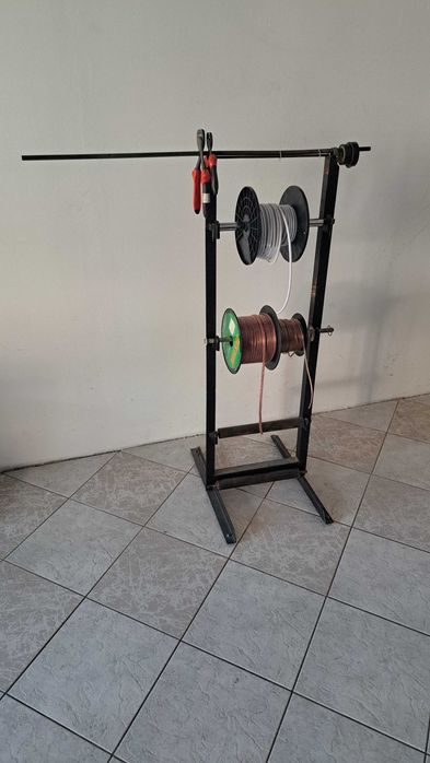 Stojak na kable w rolkach