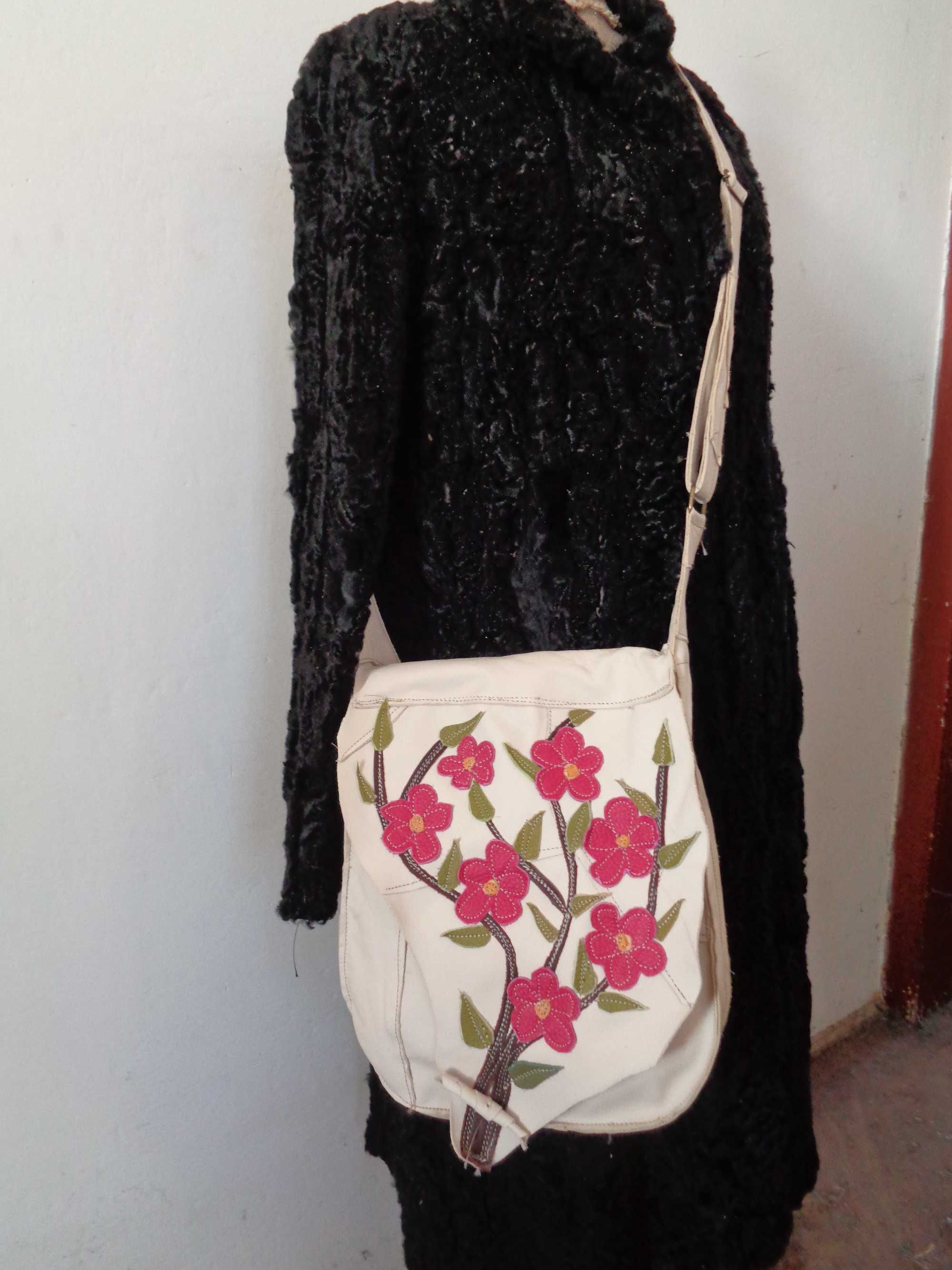 Artystyczna torebka skórzana z kwiatami. Handmade