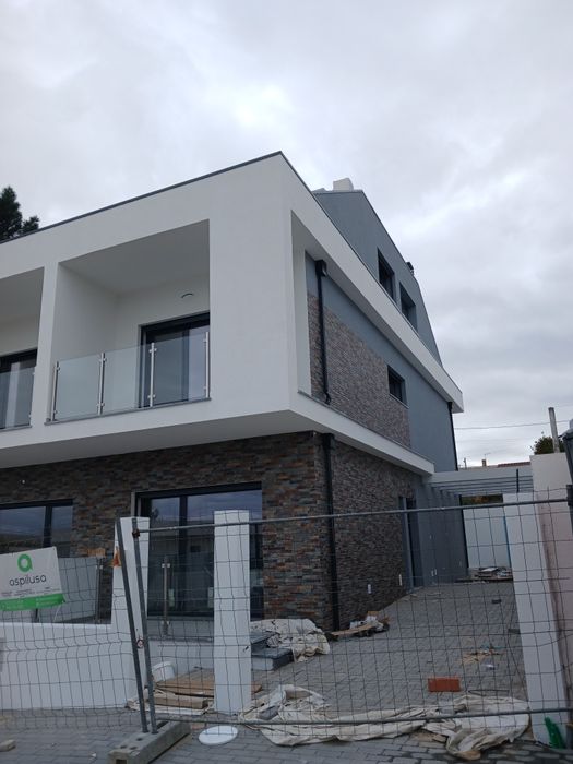 V3 triplex geminada com piscina só a particulares