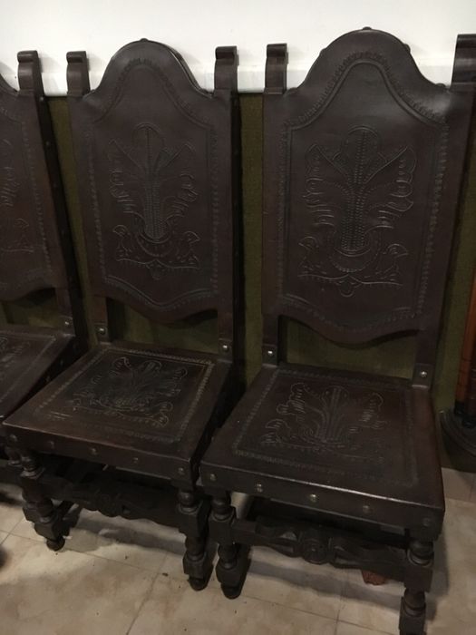 Mesa de Madeira Maciça e Cadeiras em Couro