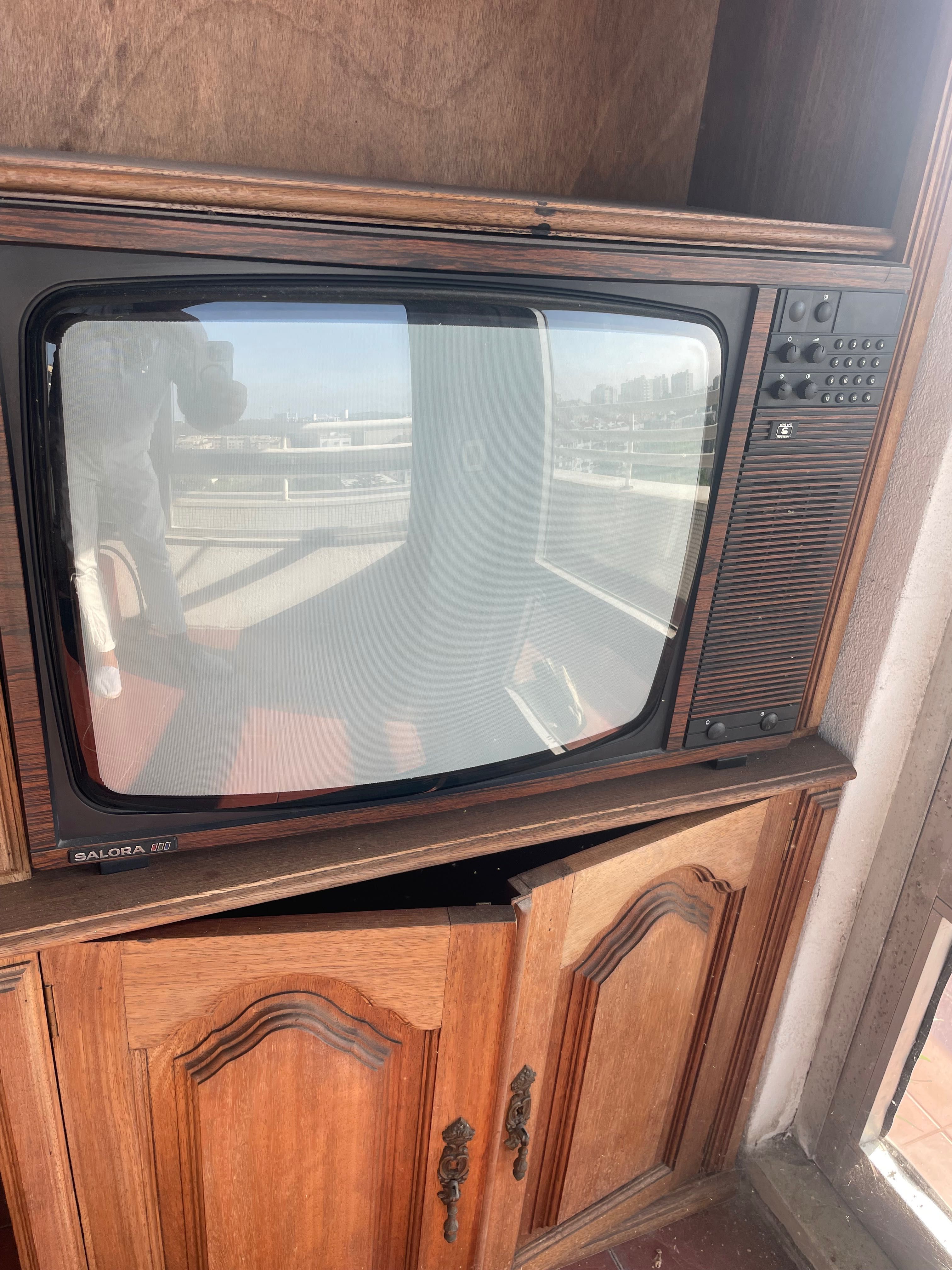 Televisão a cores, da Salora, dos anos 80, a funcionar