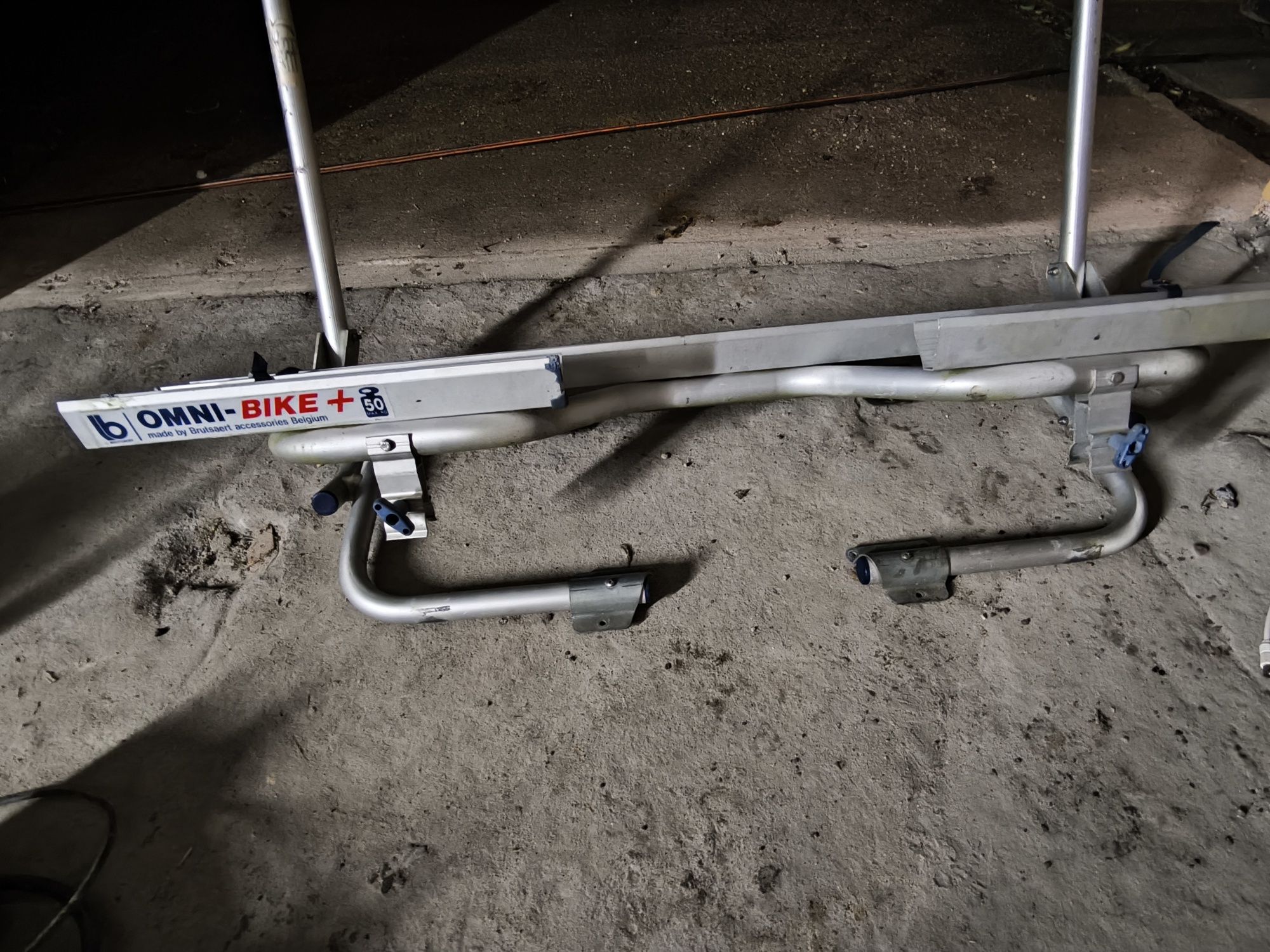 Bagażnik Omnibike na dyszel uchylny na 2 rowery przyczepy kempingowej