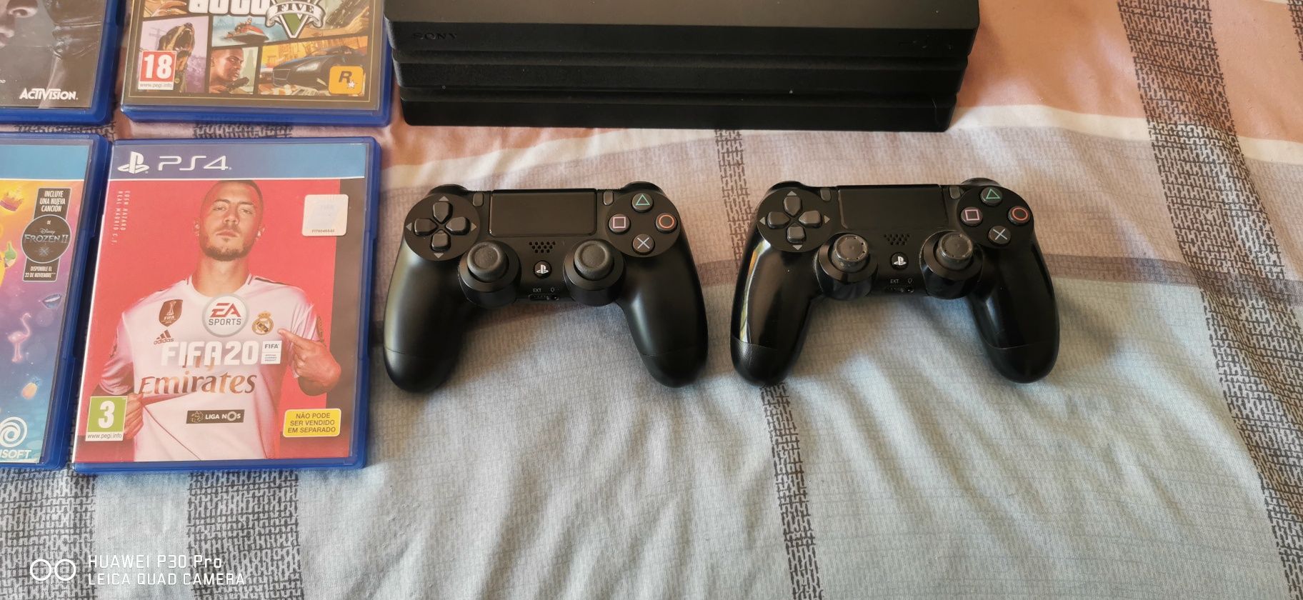 Ps4 Pro com Jogis e comandos