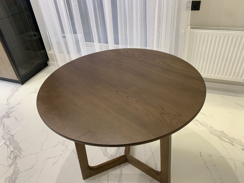 Дубовий стіл на дубовій ніжці,діамтр 90 см.