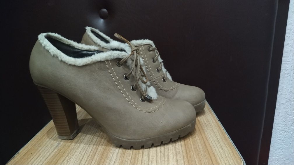 Buty botki na obcasie z futerkiem