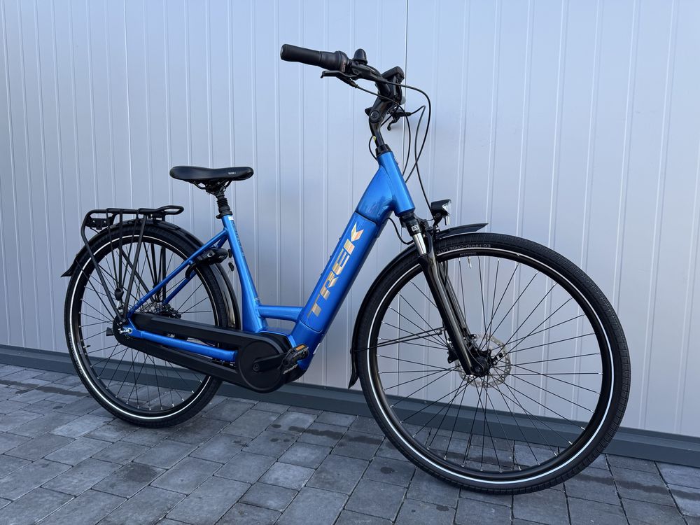 Rower elektryczny Trek District+ 6 o niskim przekroku Alpine Blue