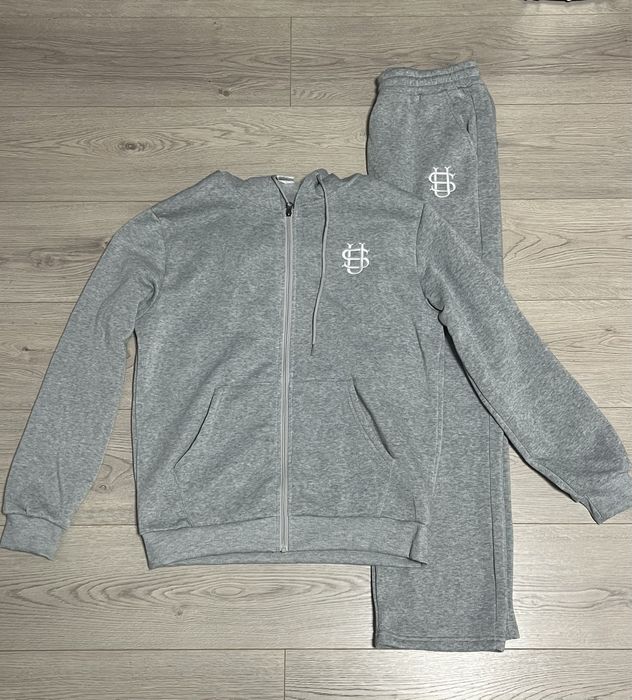 Сірий костюм демисезон