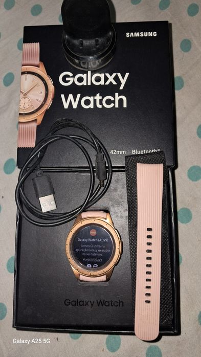 Smartwatch Samsung Galaxy 42mm dourado, bracelete rosa com caixa.