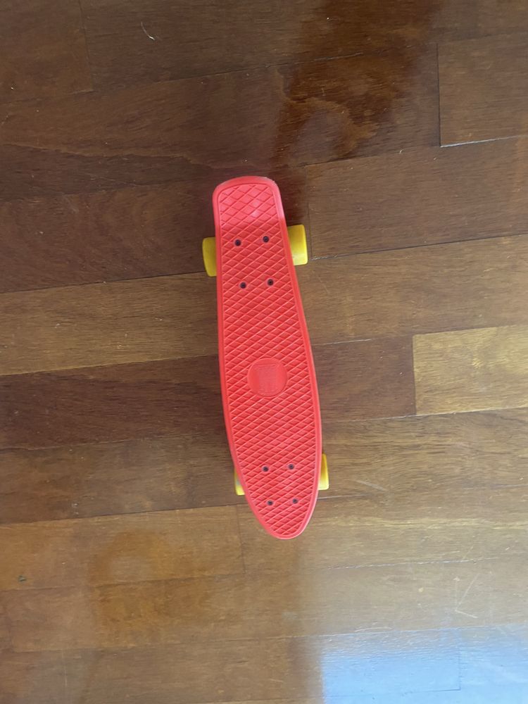 Mini skate vermelho e amarelo