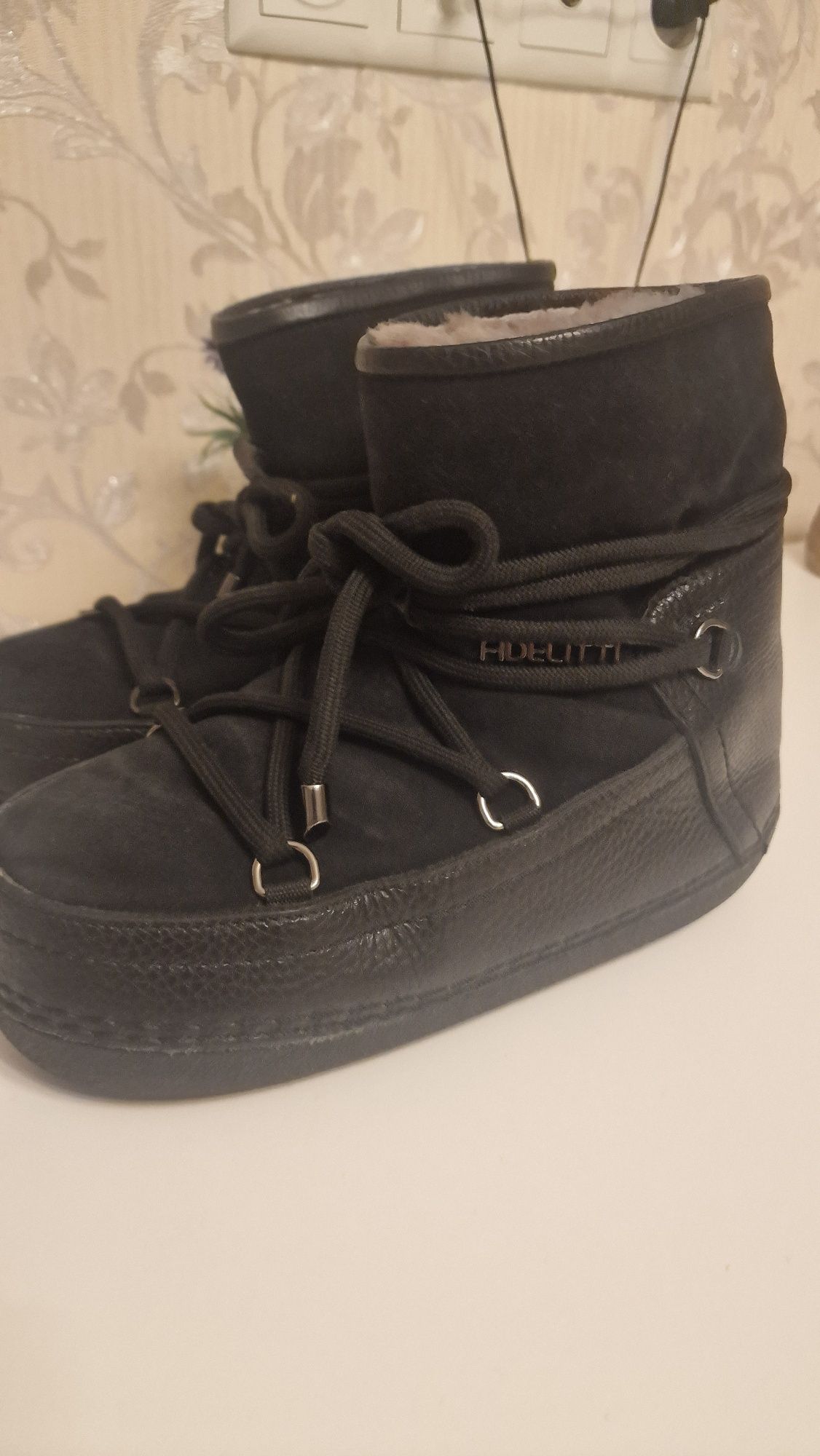 Продам женские зимние дутики(снегоходы).Тёплые!