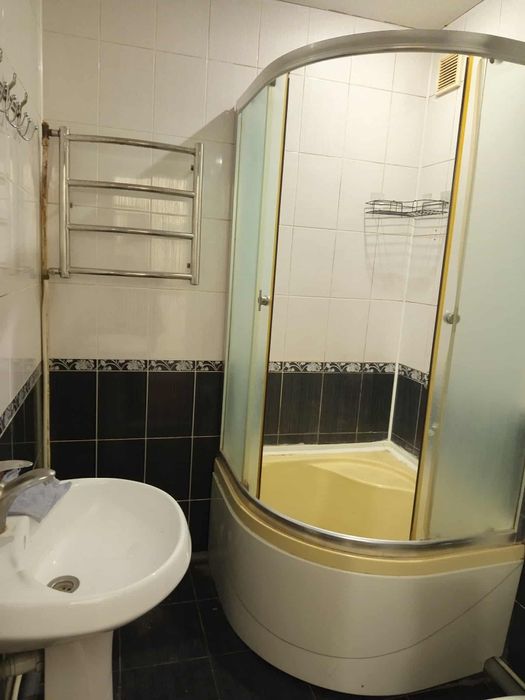 Продається простора 2-кімнатна квартира у цегляному будинку, готова до