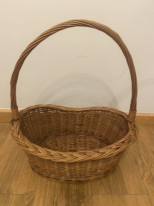 Kosz wiklinowy prezentowy