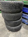Шини всесезонні грязеві 275/65/18 Nokian