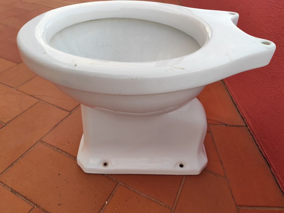 Sanita completa e bidé da marca Valadares.