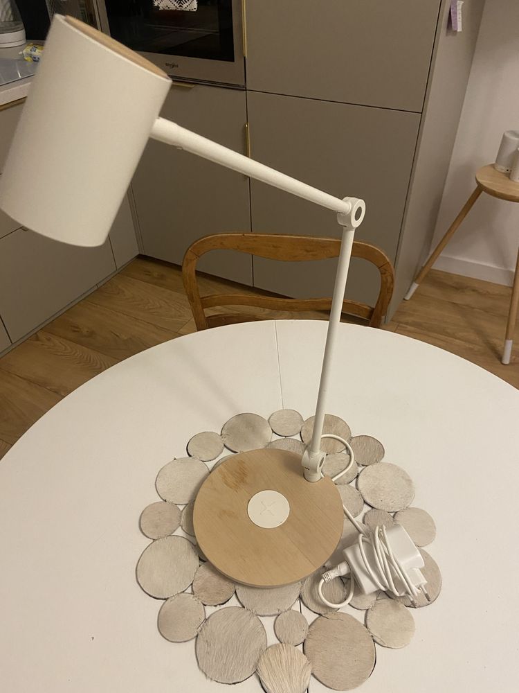 Ikea Riggat lampka z ładowarką indukcyjną