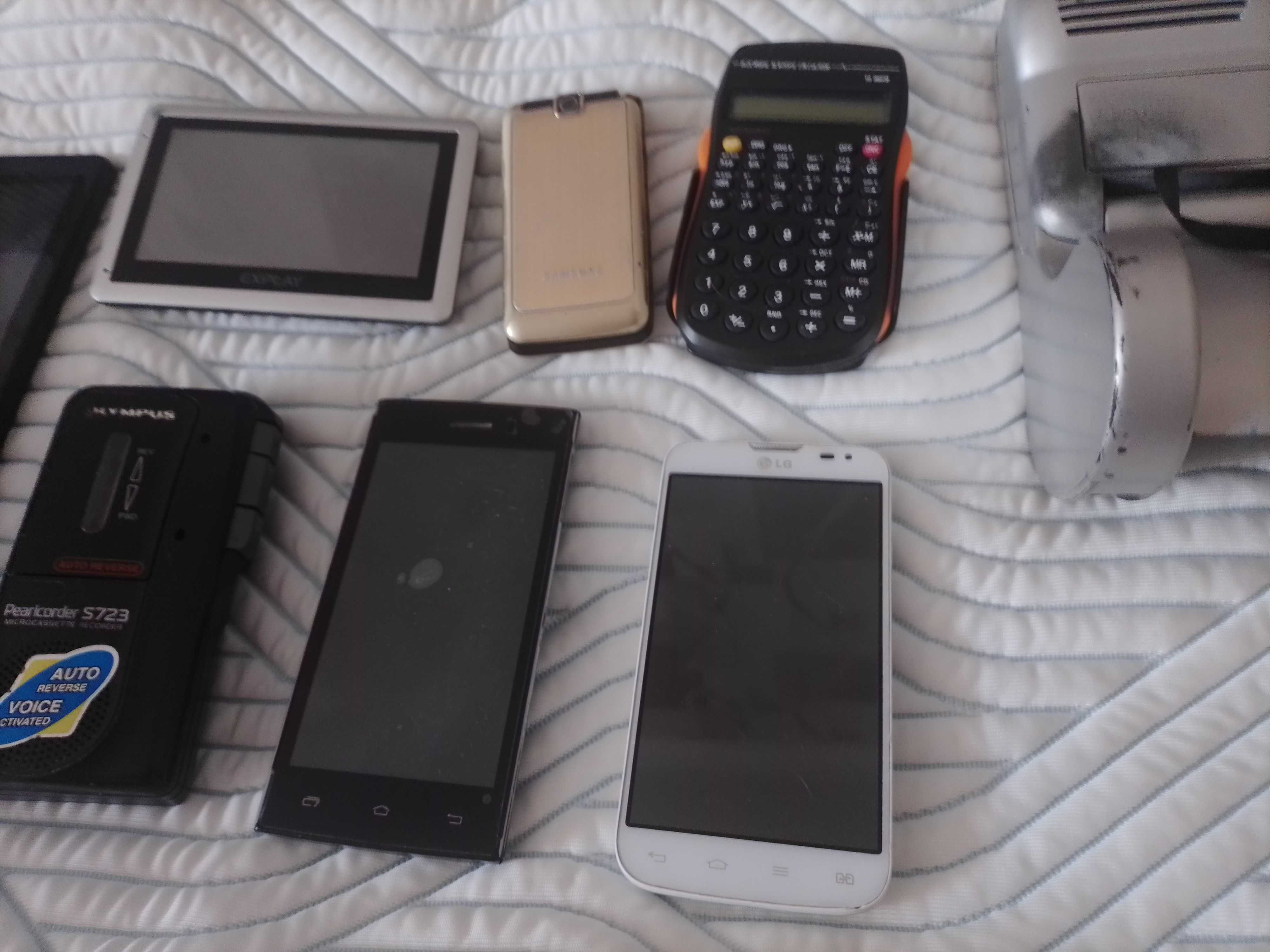 Неробочі гаджети та електроніка: телефони, планшет, диктофон та ін.