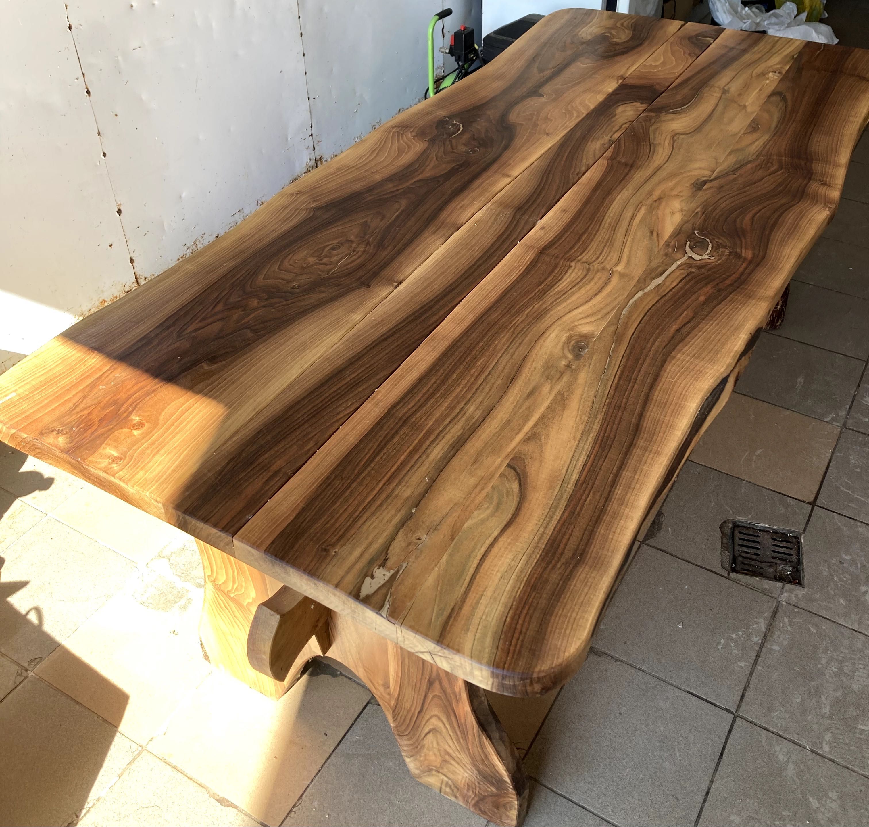 duży wieloosobowy stół do jadalni z drewna orzechowego